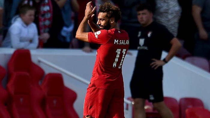 LIVERPOOL, ENGLAND - AUGUST 27: (THE SUN OUT, THE SUN ON SUNDAY OUT) Mohamed Salah of Liverpool showing his appreciation to the fans at the end of the Premier League match between Liverpool FC and AFC Bournemouth at Anfield on August 27, 2022 in Liverpool, England. (Photo by Andrew Powell/Liverpool FC via Getty Images)