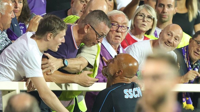 FLORENCE, ITALY - AUGUST 28: Luciano Spalletti manager of SSC Napoli reacts to fan of ACF Fiorentina during the Serie A match between ACF Fiorentina and SSC Napoli at Stadio Artemio Franchi on August 28, 2022 in Florence, Italy.  (Photo by Gabriele Maltinti/Getty Images)