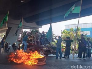 Mahasiswa Makassar Demo Tolak Kenaikan Harga BBM Bakar Ban di Fly Over