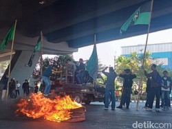Mahasiswa Makassar Demo Tolak Kenaikan Harga BBM Bakar Ban di Fly Over