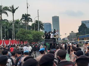 Sempat Ricuh, Massa Demo di DPR Membubarkan Diri
