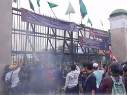 Memaksa Masuk ke Gedung DPR, Massa Demo Lempar Botol