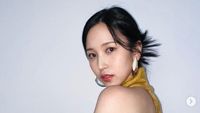8 Foto Cantiknya Mina TWICE, Orang Pertama yang Di-follow Jeno NCT di IG