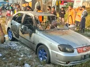 Mobil Sedan Hangus Terbakar di Kudus, Pengemudi Nyaris Terjebak