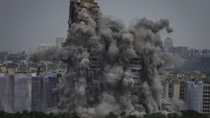 Bummm... 2 Gedung Pencakar Langit di India Dihancurkan, Ini Momennya