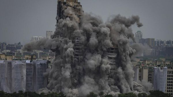 Bummm... 2 Gedung Pencakar Langit di India Dihancurkan, Ini Momennya