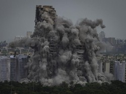 India Robohkan Menara Kembar Setinggi 100 Meter dalam 12-15 Detik