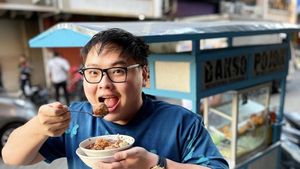 Momen Steven Setiono Crazy Rich Surabaya Bareng Hotman Paris hingga Cicip Bakso