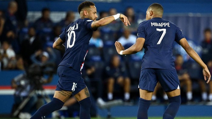 Paris Saint-Germains Brazilian forward Neymar (L) celebrates with Paris Saint-Germains French forward Kylian Mbappe after scoring his teams first goal during the French L1 football match between Paris-Saint Germain (PSG) and AS Monaco at The Parc des Princes Stadium in Paris on August 28, 2022. (Photo by FRANCK FIFE / AFP) (Photo by FRANCK FIFE/AFP via Getty Images)