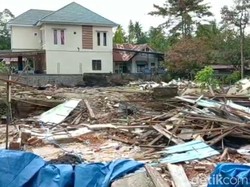 Warga Palopo Bangun Tenda di Lokasi Bekas Eksekusi Lahan Usai Rumah Digusur