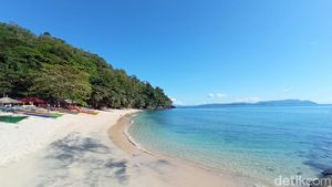 Pulisan: Pantai Pasirnya Putih, Airnya Sebening Kaca