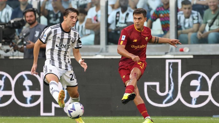 TURIN, ITALY - AUGUST 27: Paulo Dybala of AS Roma playus the ball as Fabio Miretti of Juventus closes in during the Serie A match between Juventus and AS Roma at Allianz Stadium on August 27, 2022 in Turin, Italy. (Photo by Jonathan Moscrop/Getty Images)