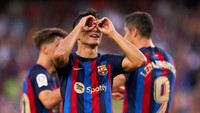 Nah, gaya teropong Garnacho dianggap menyindir Pedri yang biasa melakukan aksi serupa. Apalagi Garnacho juga mem-posting fotonya sendiri sembari menuliskan tim besar lolos ke babak selanjutnya. Foto: Getty Images/Quality Sport Images
