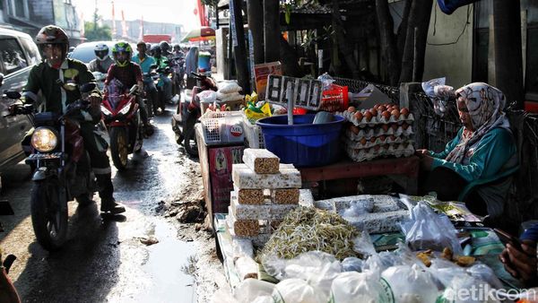 Begini Kemacetan di Cilincing, Jakarta Utara Akibat Pasar Tarumajaya