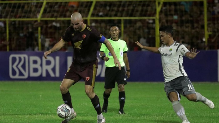 Pesepak bola PSM Makassar Willem Jan Pluim (kiri) berusaha melewati pesepak bola Persib Bandung Dedi Kusnandar (kanan) pada laga BRI Liga 1 di Stadion Gelora BJ Habibie, Pare-Pare, Sulawesi Selatan, Senin (20/8/2022) malam. PSM Makassar Menang melawan Persib Bandung dengan skor 5-1. ANTARA FOTO/HO/PSM/ABHE/hp.