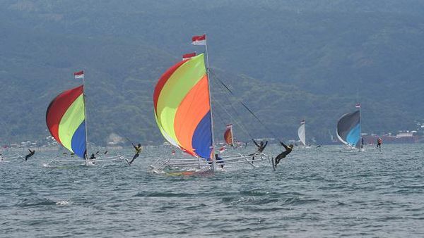 Puluhan Perahu Layar Adu Cepat di Teluk Palu