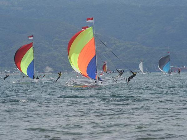 Puluhan Perahu Layar Adu Cepat di Teluk Palu
