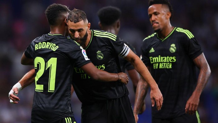 BARCELONA, SPAIN - AUGUST 28: Karim Benzema of Real Madrid celebrates scoring his sides 2nd goal with his team mates during the LaLiga Santander match between RCD Espanyol and Real Madrid CF at Power8 Stadium on August 28, 2022 in Barcelona, Spain. (Photo by Eric Alonso/Getty Images)
