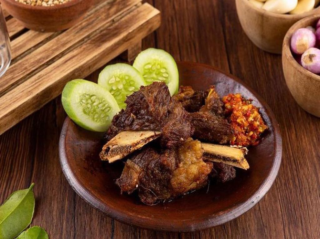 Penyetan Iga Sapi yang Empuk Pedas Ada di 5 Rumah Makan Ini Penyetan Iga Sapi yang Empuk Pedas Ada di 5 Rumah Makan Ini