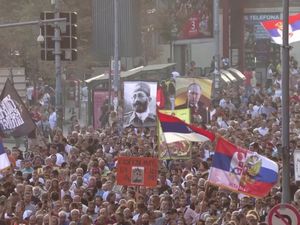 Ribuan Orang Gelar Aksi Protes Tolak Parade LGBT di Serbia Ribuan Orang Gelar Aksi Protes Tolak Parade LGBT di Serbia