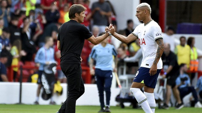 Tottenhams head coach Antonio Conte, left, shakes hands with Tottenhams Richarlison after his team won the English Premier League soccer match between Nottingham Forest and Tottenham Hotspur at the City Ground stadium in Nottingham, England, Sunday, Aug. 28, 2022.(AP Photo/Rui Vieira)
