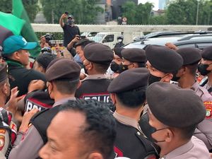 Ricuh Demo Tolak Kenaikan BBM di DPR, Massa Bentrok dengan Polisi Ricuh Demo Tolak Kenaikan BBM di DPR, Massa Bentrok dengan Polisi