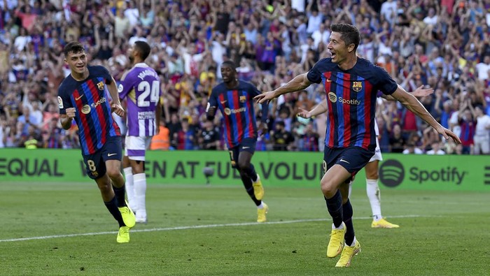 BARCELONA, SPAIN - AUGUST 28: Barcelonas Polish forward Robert Lewandowski celebrates his goal during the Spanish âLa Ligaâ match between FC Barcelona vs Real Valladolid at the Spotify Camp Nou stadium on August 28, 2022 in Barcelona, Spain. (Photo by Adria Puig/Anadolu Agency via Getty Images)