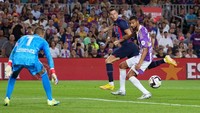 Gol kedua Lewandowski kemudian lahir di babak kedua. Hebatnya, Lewandowski bikin gol dengan backheel untuk mengelabui lawan dan kiper sekaligus. (Foto: Alex Caparros/Getty Images)