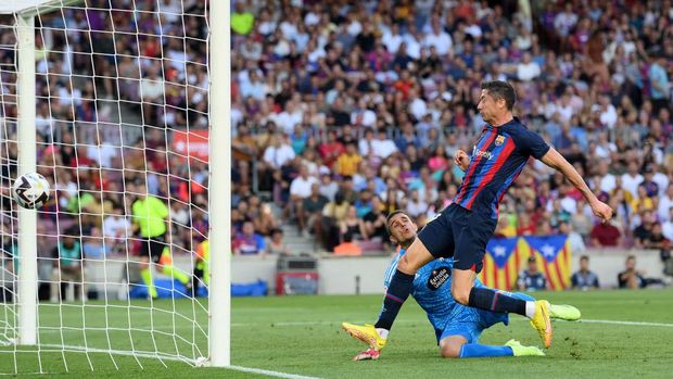 BARCELONA, SPAIN - AUGUST 28: Robert Lewandowski of Barcelona scores their side's first goal past Jordi Masip of Real Valladolid  during the LaLiga Santander match between FC Barcelona and Real Valladolid CF at Camp Nou on August 28, 2022 in Barcelona, Spain. (Photo by David Ramos/Getty Images)
