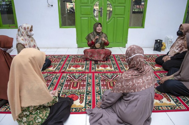 Sarifa Suhra ketika memberikan ceramah/ Foto: UNICEF/UN0600977/Wilander