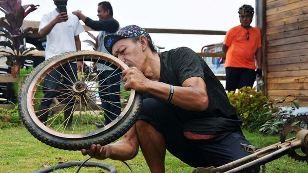 Komunitas Chemonk Perbaiki Sepeda Warga Cikeusik Secara Gratis