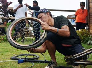 Komunitas Chemonk Perbaiki Sepeda Warga Cikeusik Secara Gratis Komunitas Chemonk Perbaiki Sepeda Warga Cikeusik Secara Gratis