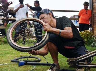 Komunitas Chemonk Perbaiki Sepeda Warga Cikeusik Secara Gratis