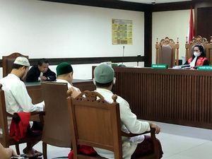 Jejak 6 Pengeroyok Ade Armando Berujung Vonis 8 Bulan Penjara Jejak 6 Pengeroyok Ade Armando Berujung Vonis 8 Bulan Penjara