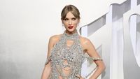 8 Momen Taylor Swift Pakai Busana Berisiko, Terbaru Naked Dress di MTV VMA