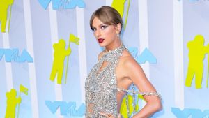 Gaun Menerawang Serba Perak Taylor Swift