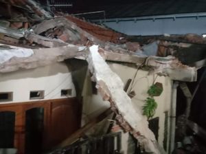Tembok Pool Bus Roboh Timpa Rumah Warga di Bogor, 5 Orang Terluka