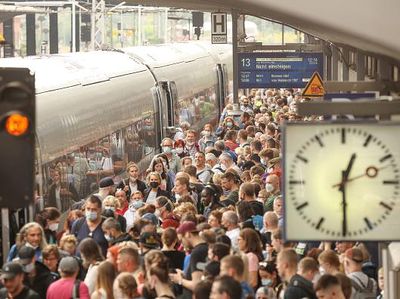 Stasiun Kereta Penuh Sesak Imbas Tiket Murah Keliling Jerman