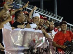 Aksi Ustaz Dasad Nonton Langsung PSM Vs Persib di Stadion Bj Habibie