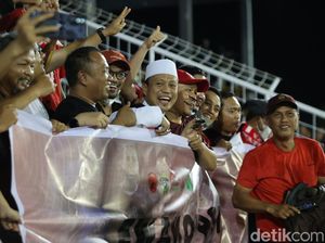 Potret Ustaz Dasad Latif Beri Dukungan Langsung ke PSM di Laga Lawan Persib Potret Ustaz Dasad Latif Beri Dukungan Langsung ke PSM di Laga Lawan Persib