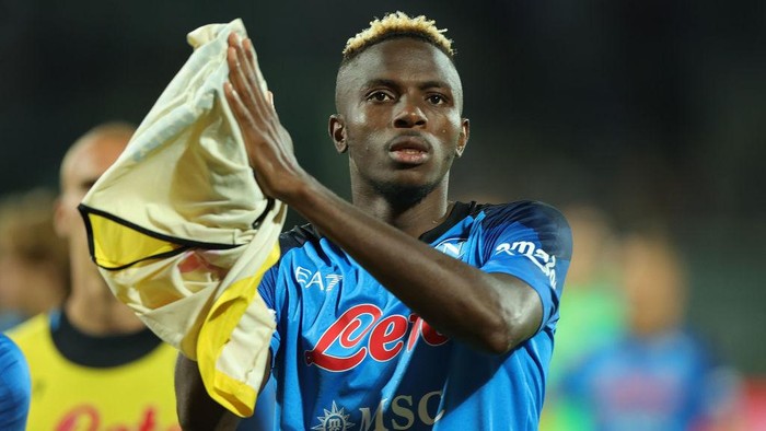 FLORENCE, ITALY - AUGUST 28: Victor James Osimhen of SSC Napoli greets the fans after during the Serie A match between ACF Fiorentina and SSC Napoli at Stadio Artemio Franchi on August 28, 2022 in Florence, Italy.  (Photo by Gabriele Maltinti/Getty Images)