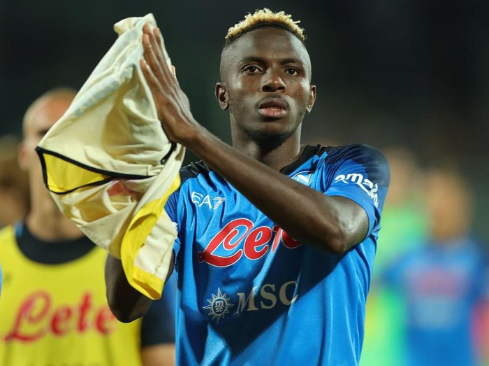 FLORENCE, ITALY - AUGUST 28: Victor James Osimhen of SSC Napoli greets the fans after during the Serie A match between ACF Fiorentina and SSC Napoli at Stadio Artemio Franchi on August 28, 2022 in Florence, Italy.  (Photo by Gabriele Maltinti/Getty Images)