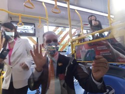 Wali Kota Los Angeles Jajal Bus Listrik TransJakarta ke Halte CSW
