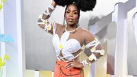 8 Artis Berbusana Terburuk VMA 2022, Ada yang Terinspirasi Sleeping Bag