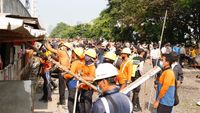 Potret 120 Bangunan Liar Tempat Prostitusi-Judi di Gunung Antang Dibongkar