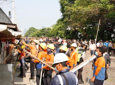 Potret 120 Bangunan Liar Tempat Prostitusi-Judi di Gunung Antang Dibongkar
