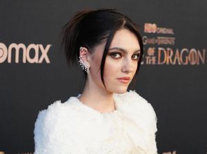 Tatapan Tajam Emily Carey, Pemeran Alicent Hightower di House of the Dragon Tatapan Tajam Emily Carey, Pemeran Alicent Hightower di House of the Dragon