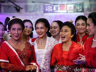 17 Perempuan Lintas Profesi Berkebaya di Fashion Show