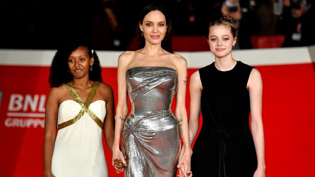 10 Foto Anak-anak Jolie - Pitt yang Jarang Tersorot Kini Sudah Remaja 10 Foto Anak-anak Jolie - Pitt yang Jarang Tersorot Kini Sudah Remaja