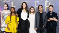 Anak Angelina Jolie Lepaskan Embel-embel Nama Pitt